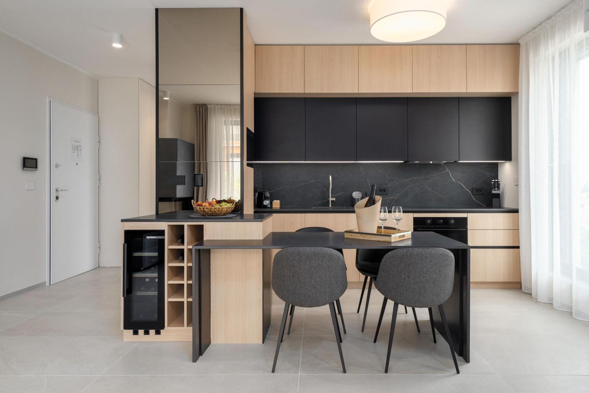 The Q Bliss - Your New 4-Star Hideaway With A Garage 罗维尼 外观 照片