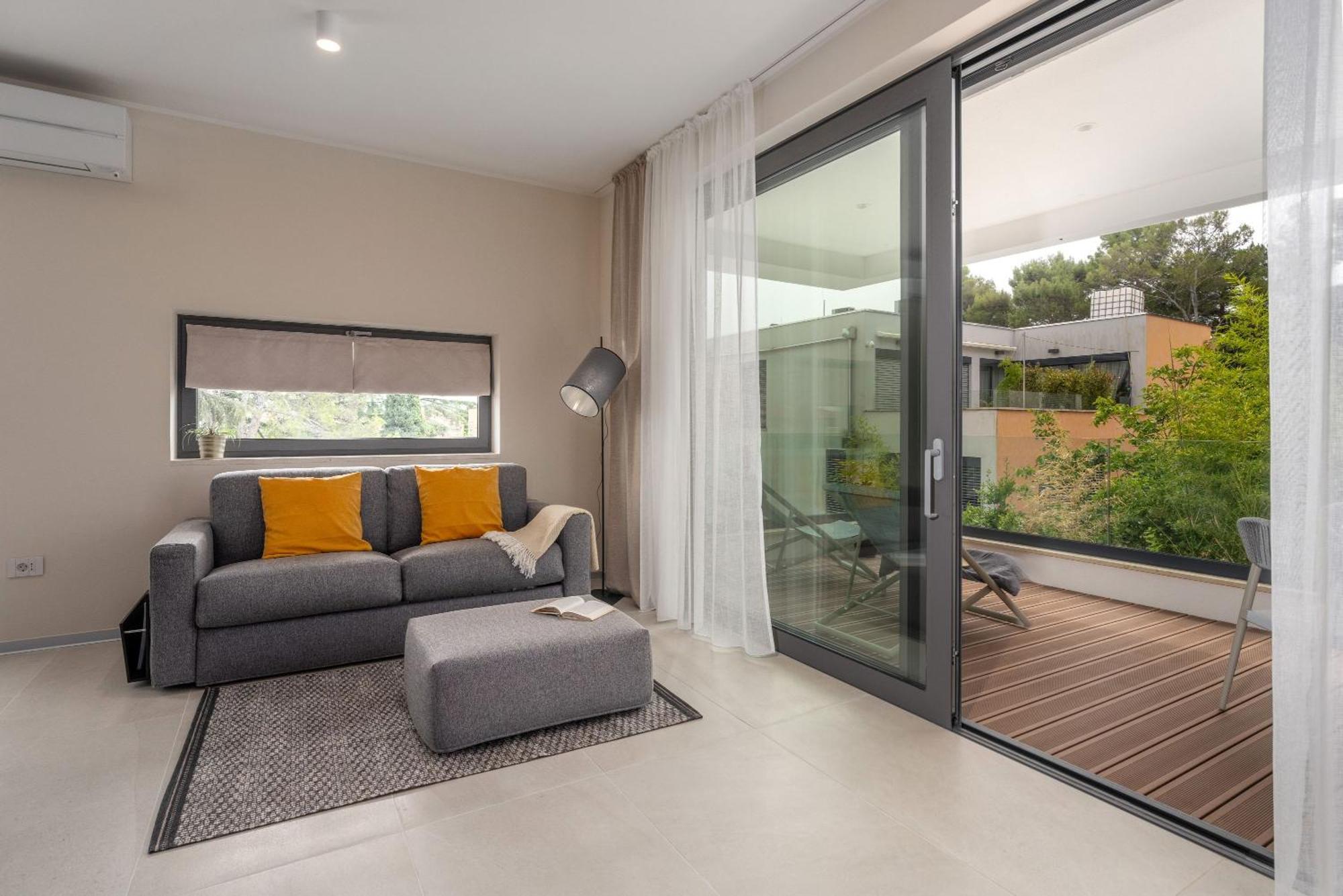 The Q Bliss - Your New 4-Star Hideaway With A Garage 罗维尼 外观 照片