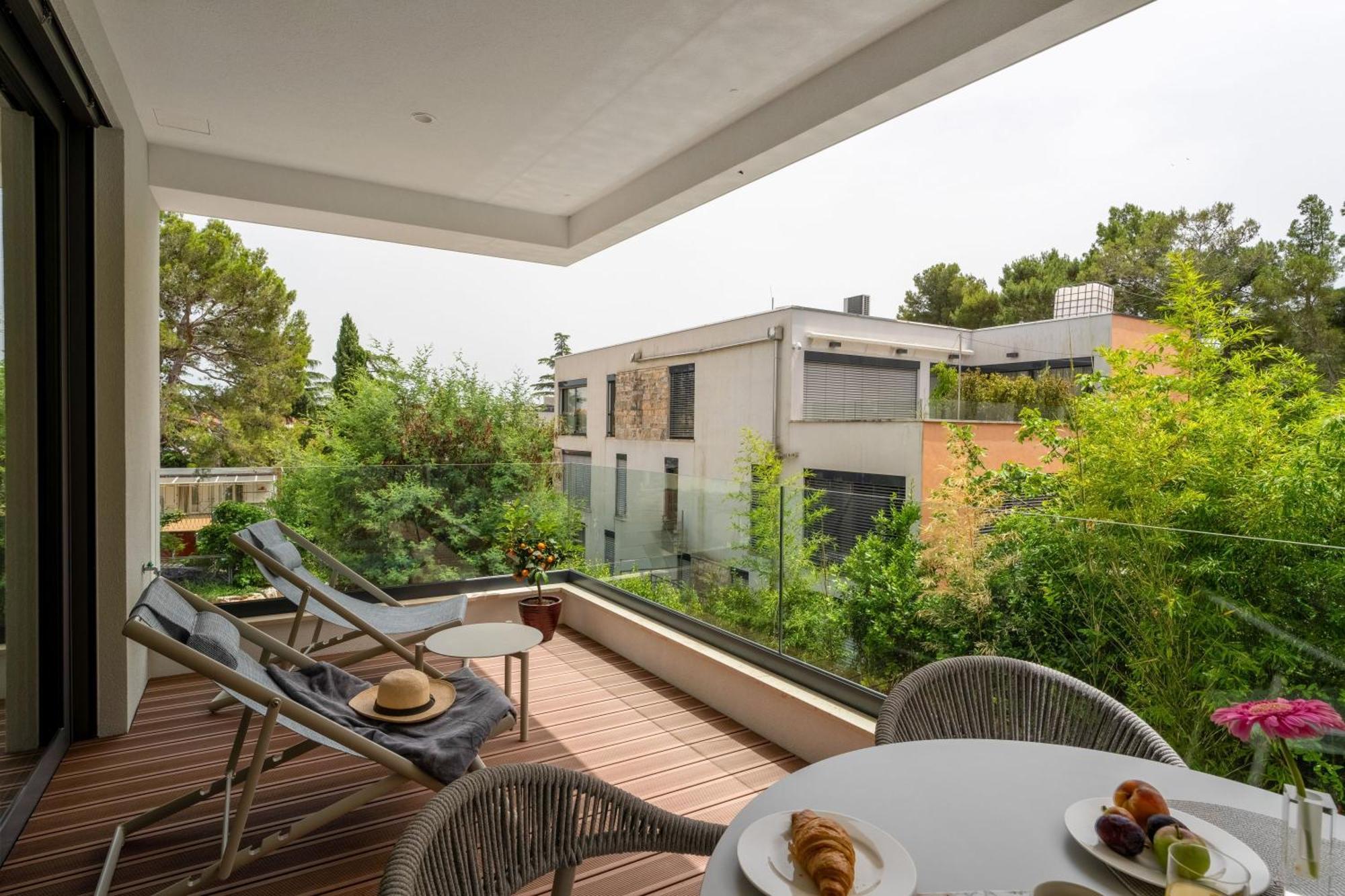 The Q Bliss - Your New 4-Star Hideaway With A Garage 罗维尼 外观 照片