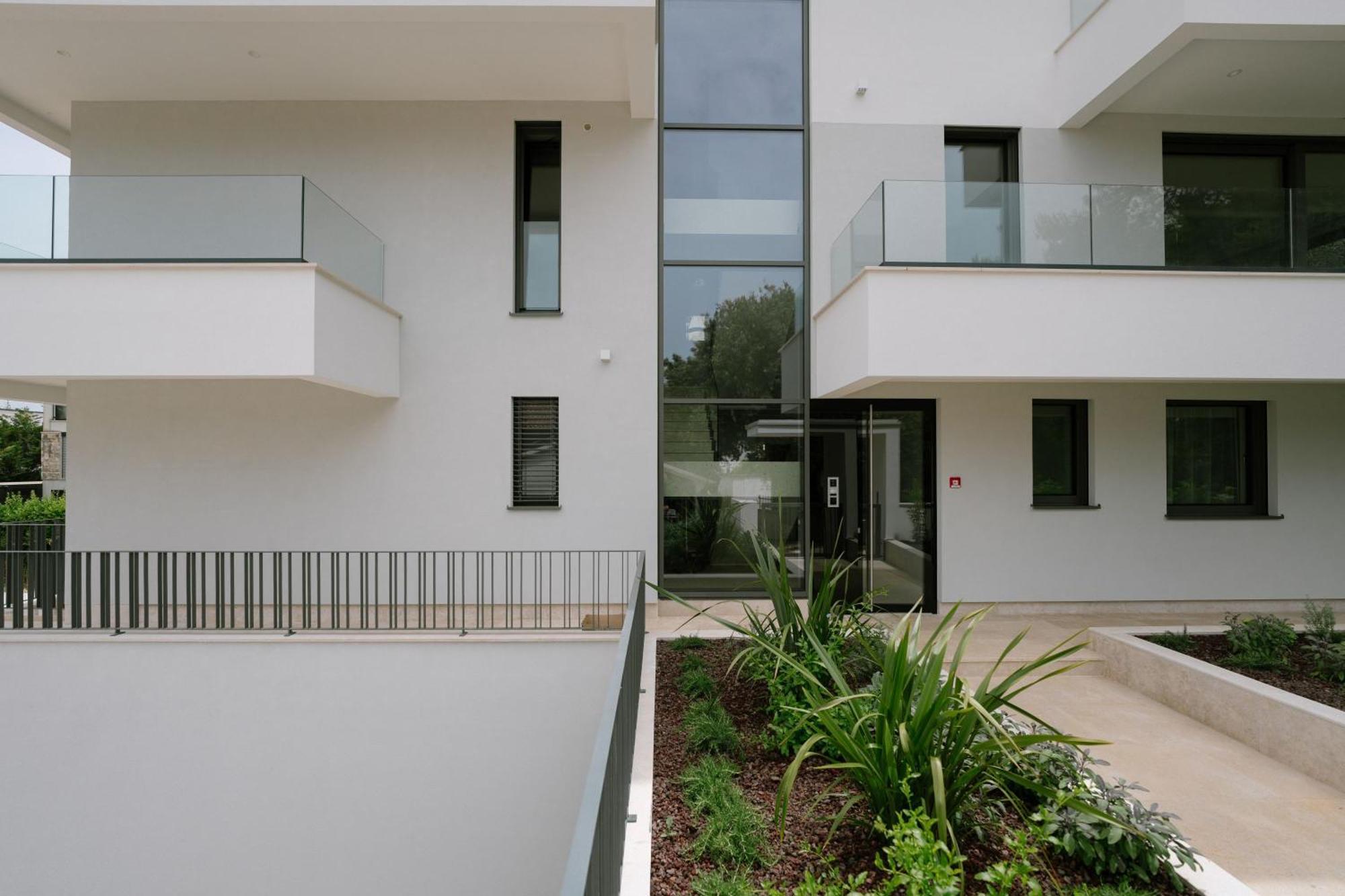 The Q Bliss - Your New 4-Star Hideaway With A Garage 罗维尼 外观 照片
