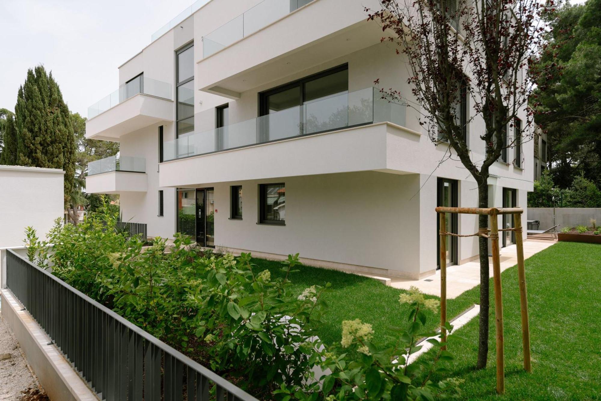The Q Bliss - Your New 4-Star Hideaway With A Garage 罗维尼 外观 照片