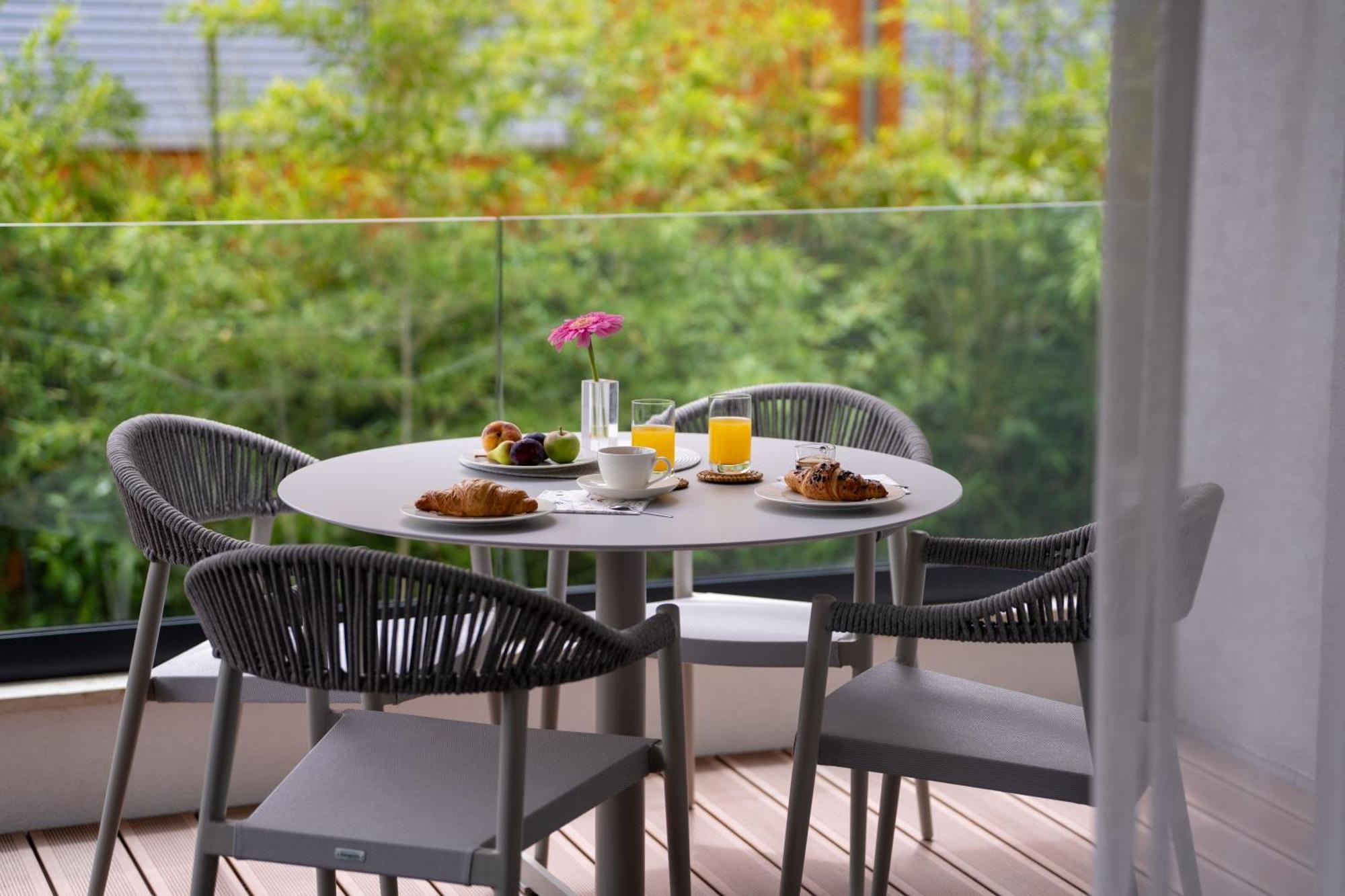 The Q Bliss - Your New 4-Star Hideaway With A Garage 罗维尼 外观 照片