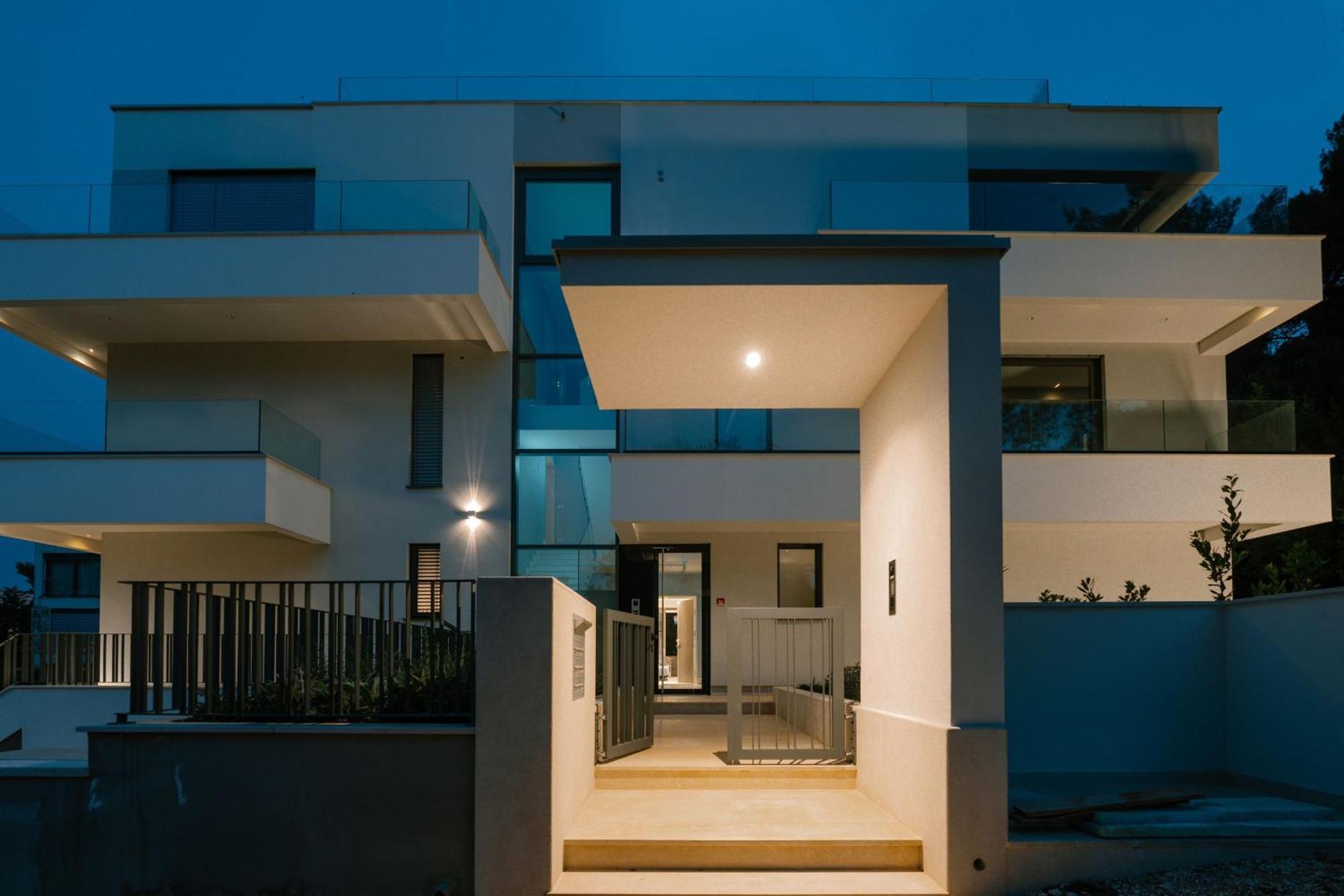 The Q Bliss - Your New 4-Star Hideaway With A Garage 罗维尼 外观 照片