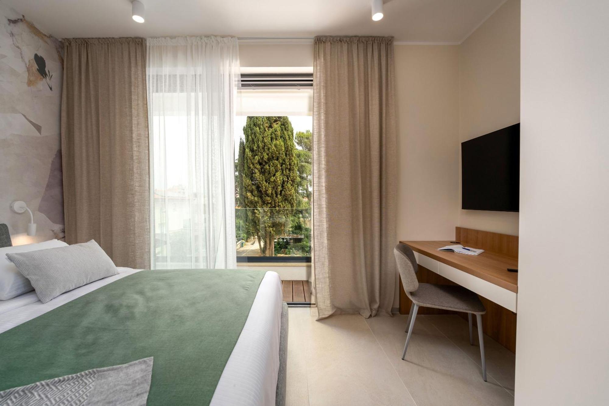 The Q Bliss - Your New 4-Star Hideaway With A Garage 罗维尼 外观 照片