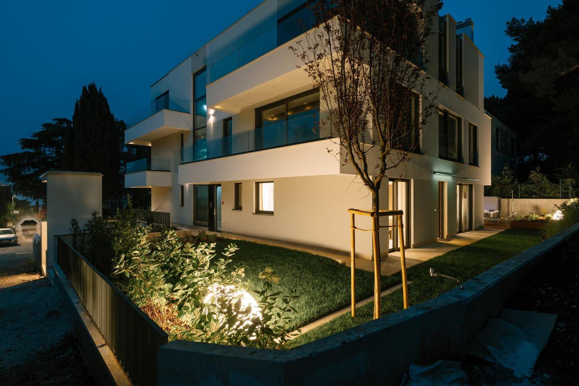 The Q Bliss - Your New 4-Star Hideaway With A Garage 罗维尼 外观 照片